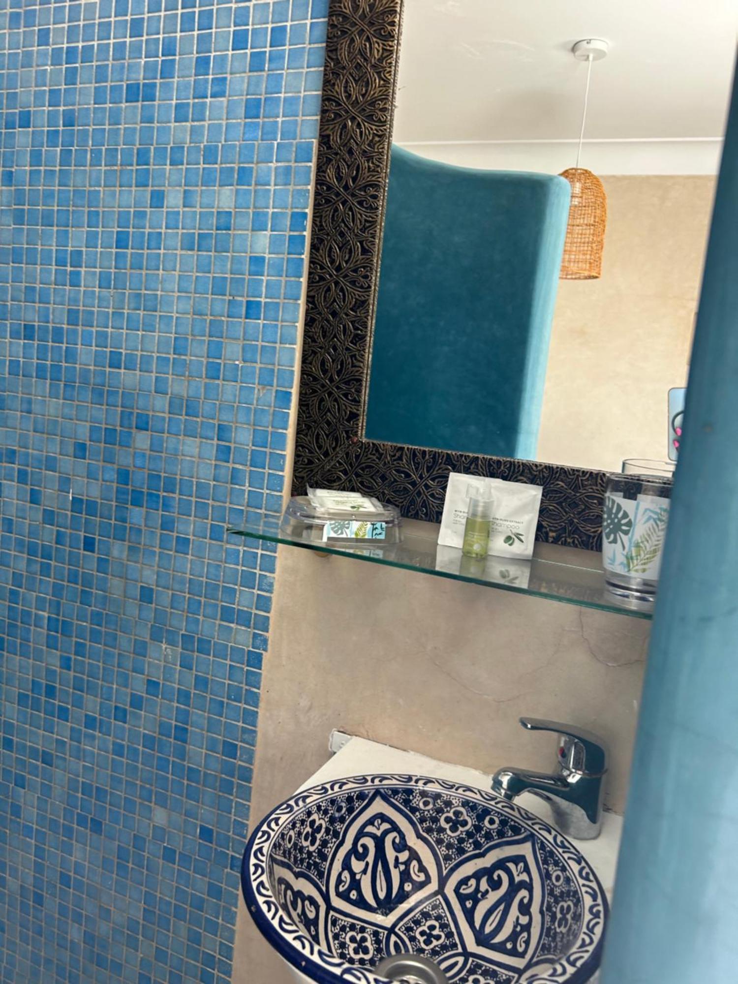 Riad Amazing Amazigh Avec Jacuzzi Petit Dejeuner Compris Avec Aussi Chambres Familiales Pres De La Place Jemaa El Fna Marrakesh Exterior foto