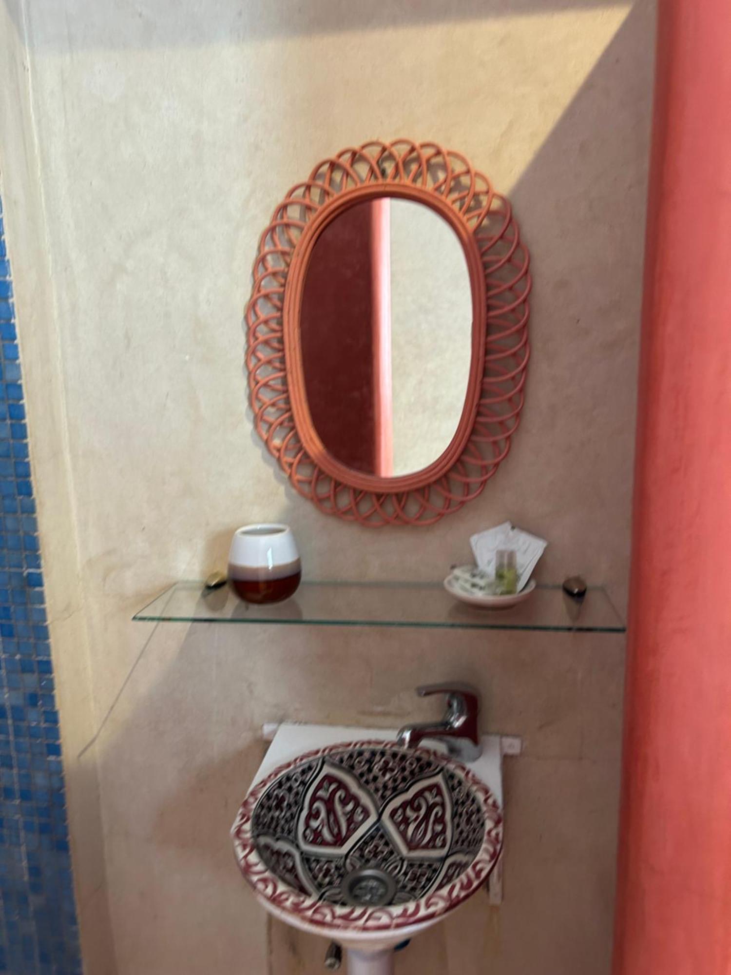 Riad Amazing Amazigh Avec Jacuzzi Petit Dejeuner Compris Avec Aussi Chambres Familiales Pres De La Place Jemaa El Fna Marrakesh Exterior foto
