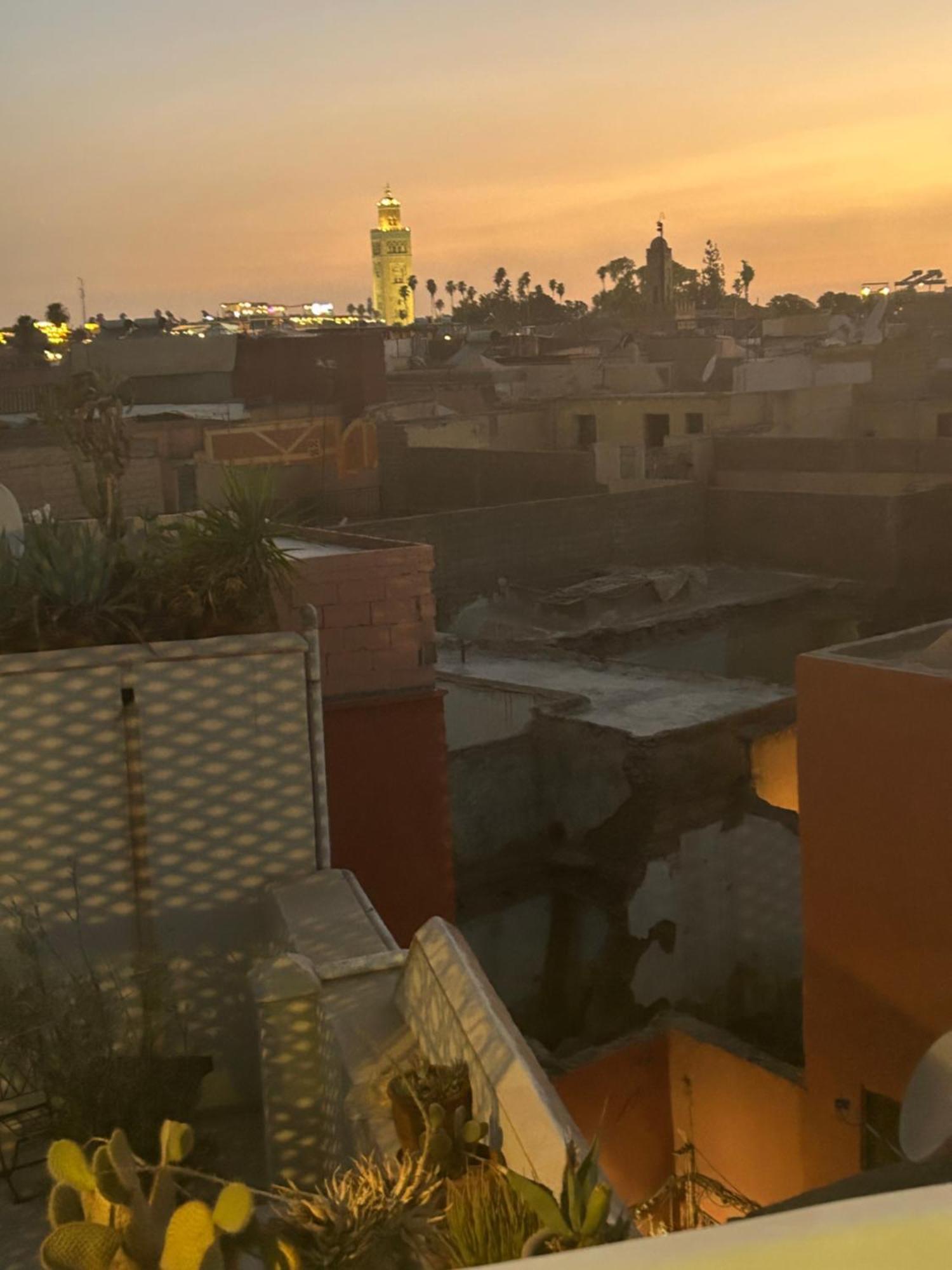 Riad Amazing Amazigh Avec Jacuzzi Petit Dejeuner Compris Avec Aussi Chambres Familiales Pres De La Place Jemaa El Fna Marrakesh Exterior foto