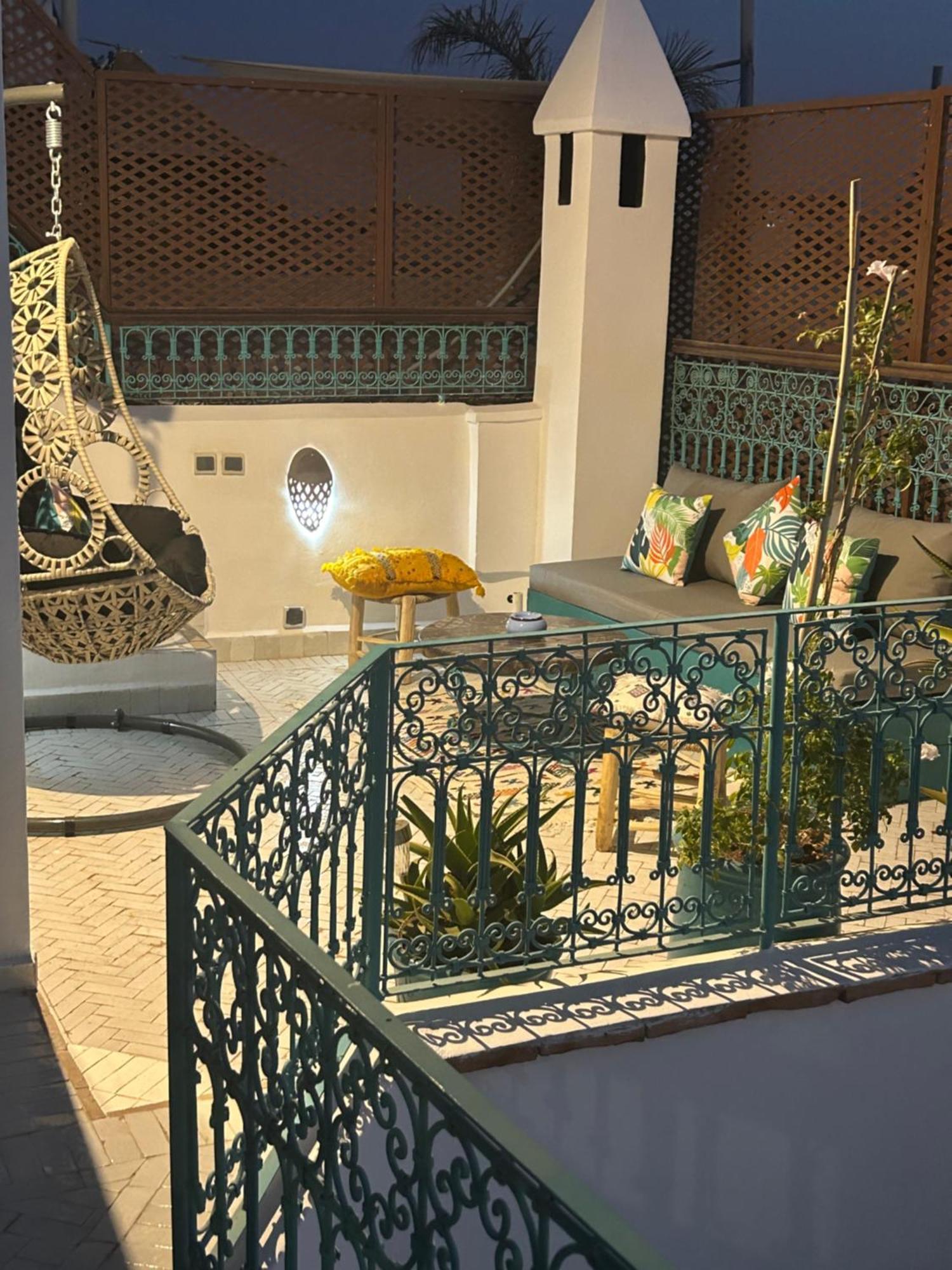 Riad Amazing Amazigh Avec Jacuzzi Petit Dejeuner Compris Avec Aussi Chambres Familiales Pres De La Place Jemaa El Fna Marrakesh Exterior foto
